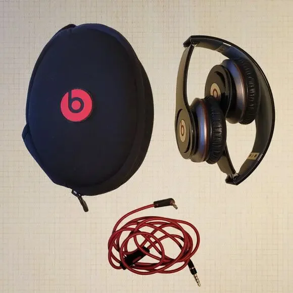 Beats by Dr. Dre Solo HD On-Ear Headphones with Case and Cable - Picture 1 of 6